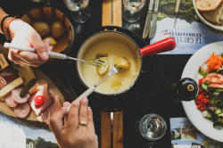 -PANIER FONDUE SAVOYARDE 22 euros /pers - 3 sortes de fromage, morceaux de pain, salade verte, jambon cru