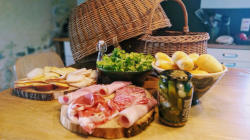 -PANIER RACLETTE 25 euros / pers - 2 sortes de fromage, assortiment de charcuterie, pommes de terre, cornichons, salade verte